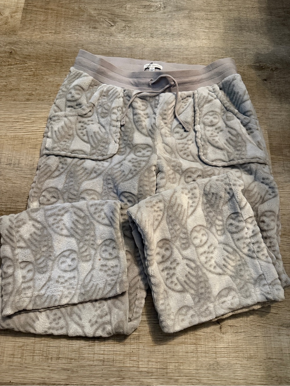 Like NEW! Vera Bradley fleece embossed owl pajama bottoms - Size Small